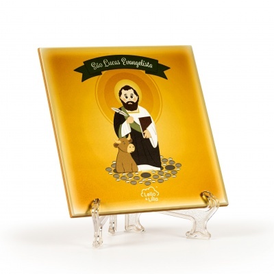 Azulejo amarelo com ilustração de São Lucas Evangelista e texto decorativo