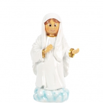 Estatueta religiosa de criança em túnica branca sobre base de nuvens azuis e brancas