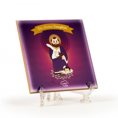 Azulejo roxo com ilustração de São Mateus Evangelista e texto amarelo.