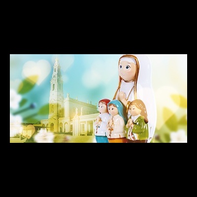 Estátua de Nossa Senhora de Fátima com três crianças em fundo de igreja e flores desfocado