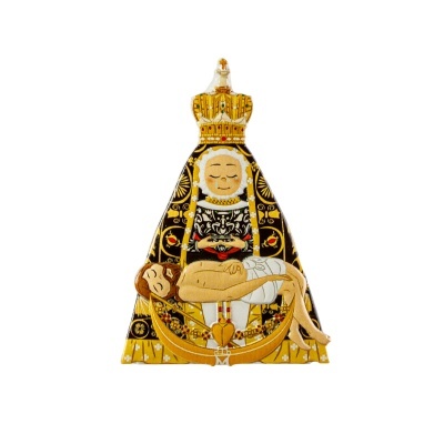 Figura religiosa estilizada com Nossa Senhora e Cristo crucificado em preto, dourado e branco