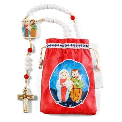 Terço católico de madeira com saco vermelho e imagem da Sagrada Família