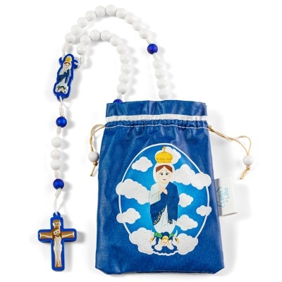 Rosário com bolsa azul decorada com Nossa Senhora e nuvens, crucifixo e contas brancas e azuis.