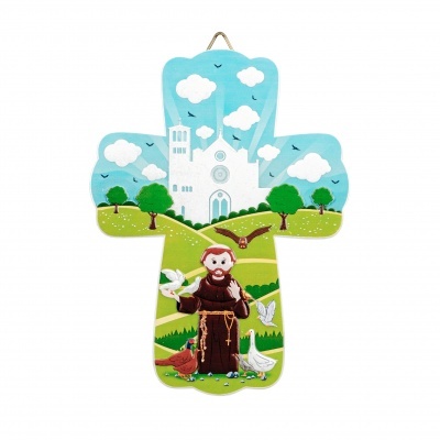 Cruz decorativa em madeira com pintura de homem e igreja