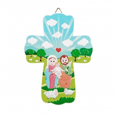 Cruz decorativa de madeira com ilustração da Sagrada Família e ovelhas em cenário verde