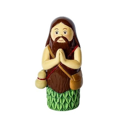 Estatueta decorativa de figura masculina com barba e roupas castanhas e verdes com mãos em oração