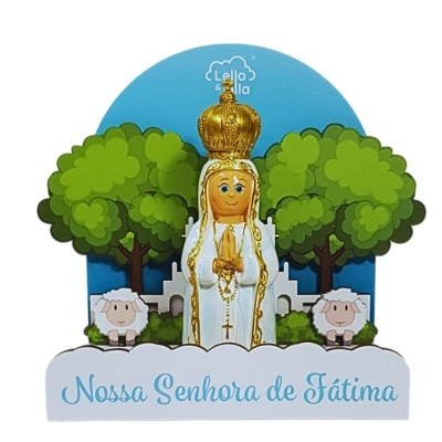 Figura de Nossa Senhora de Fátima com coroa dourada e fundo ilustrativo com árvores e ovelhas