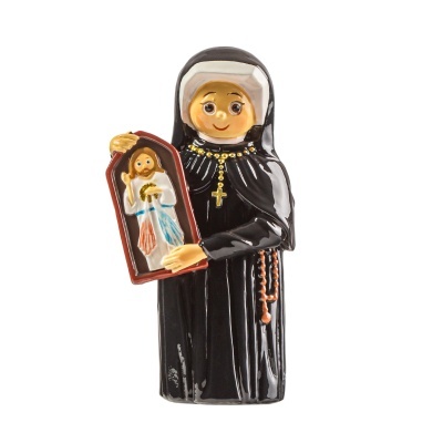 Figura cerâmica de freira vestindo hábito preto e segurando moldura com Jesus