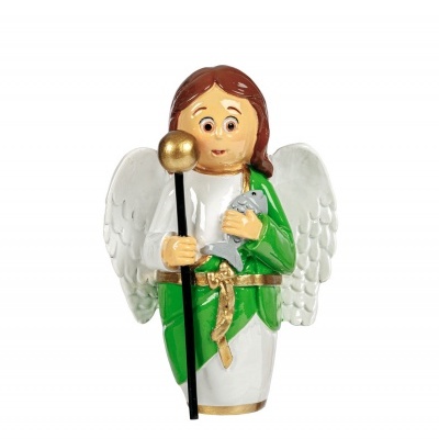 Estatueta de anjo com túnica verde e branca, asas e segurando uma vara e um coelho