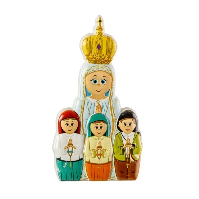 Escultura de madeira com figura feminina coroada e três crianças com terços.