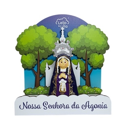 Figura de Nossa Senhora da Agonia com manto roxo e coroa prateada numa base decorativa com árvores