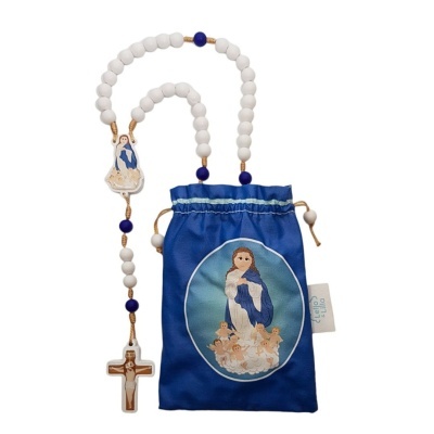 Terço católico com contas brancas e azuis e bolsa azul bordada