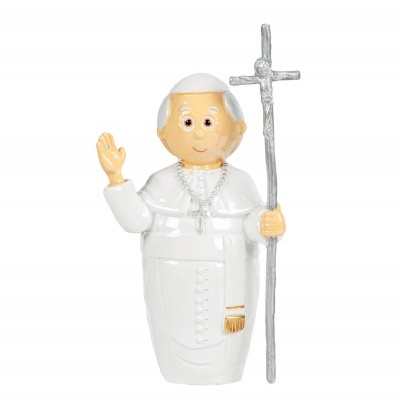Figura decorativa de Papa em trajes brancos segurando uma cruz prateada