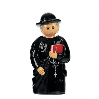 Figura decorativa de padre com chapéu, livro vermelho e terço