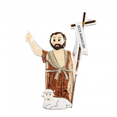 Íman figura religiosa com túnica castanha, cruz branca com texto ECCE AGNUS DEI e cordeiro branco