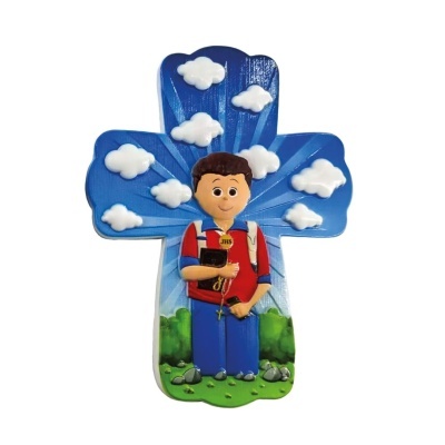 Cruz decorativa azul com nuvens e menino com camisa vermelha, calças azuis, livro e rosário