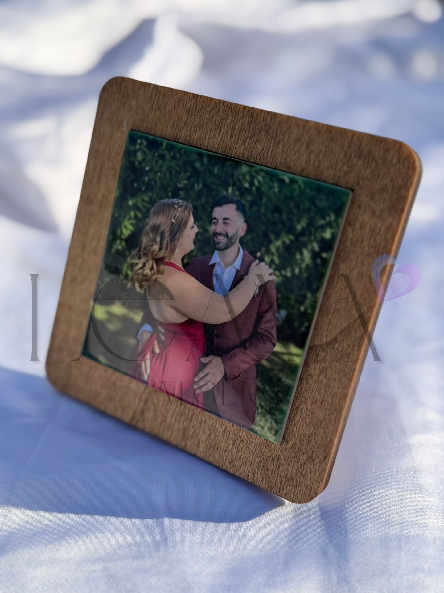 Moldura de Madeira com Azulejo Personalizado — Fotografia Moldura de madeira com fotografia de casal ao ar livre.