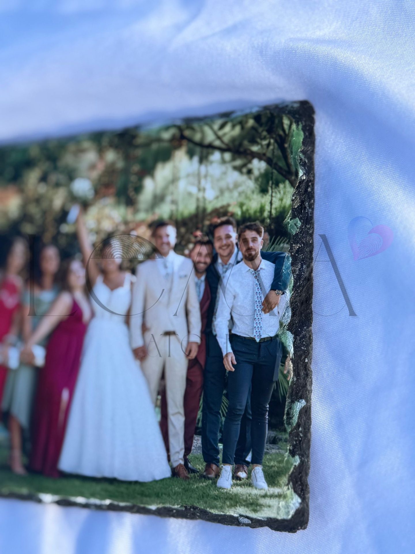 Ardósia Natural Personalizada — Fotografia Imagem desfocada numa peça com borda irregular com grupo de pessoas vestidas formalmente em ambiente exterior