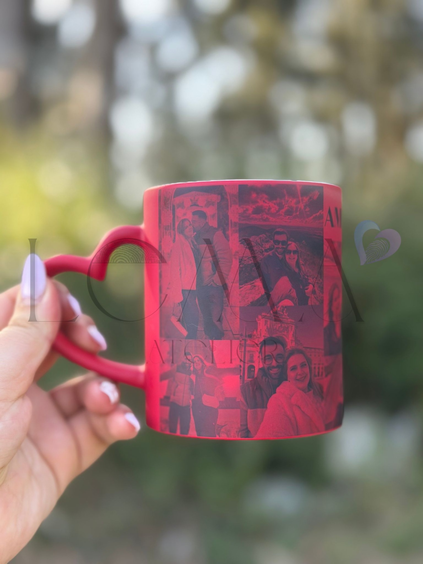 Caneca Mágica c/ Asa de Coração — O Amor é quando Caneca vermelha com impressão de fotos em tom escuro e asa em forma de coração.