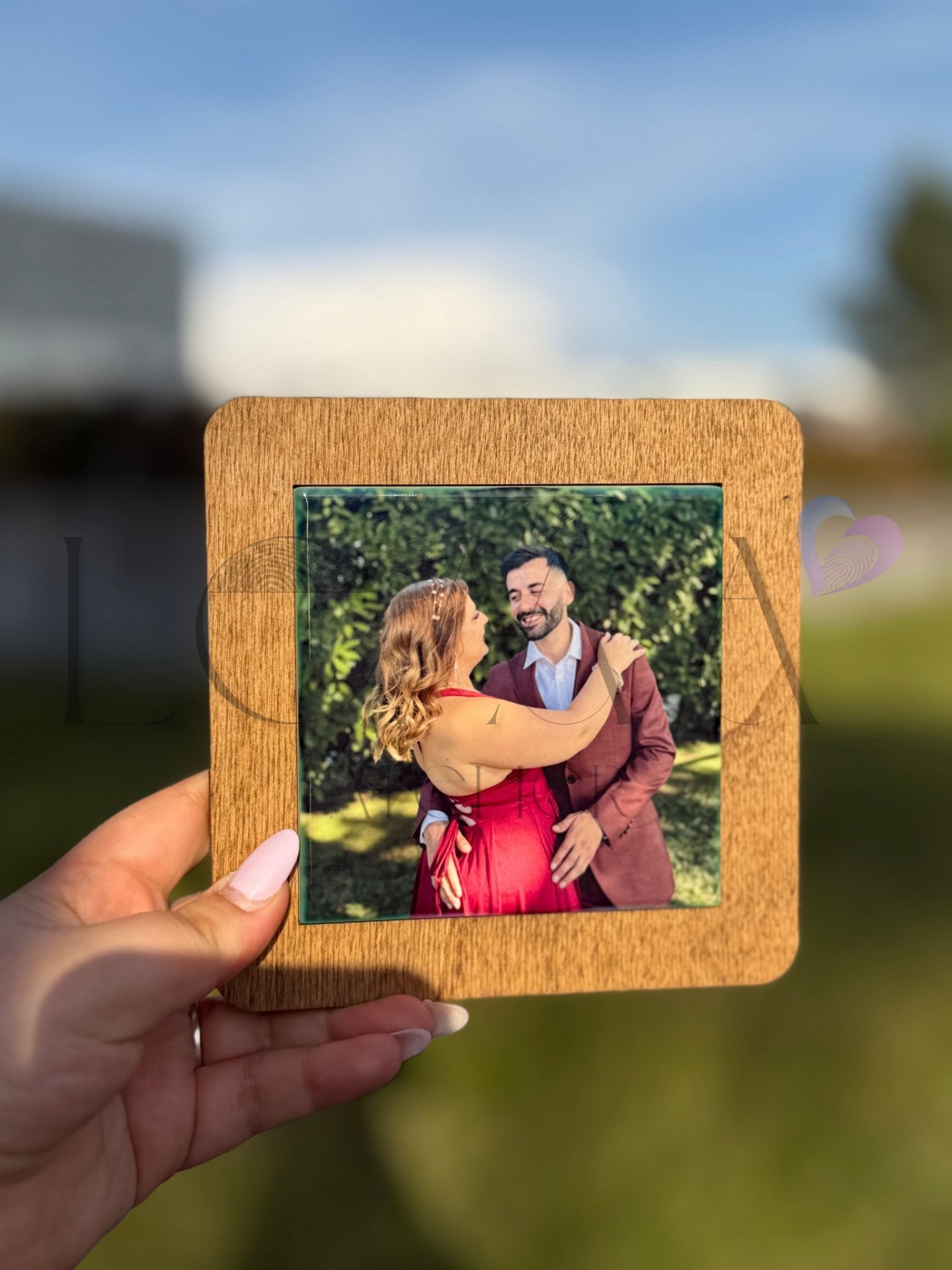 Moldura de Madeira com Azulejo Personalizado — Fotografia Moldura de madeira com foto de casal sorridente ao ar livre