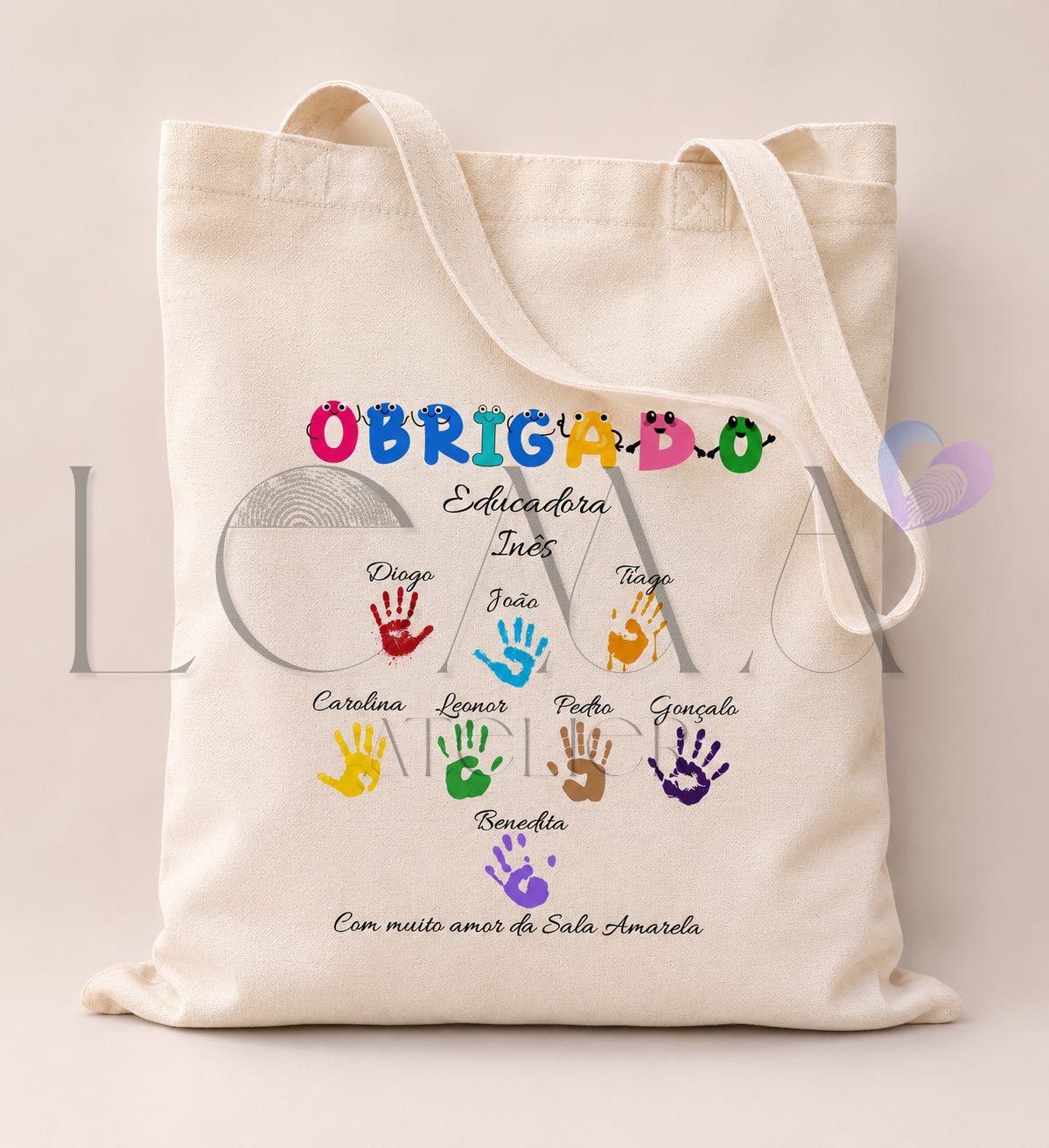 Saco de Pano — Obrigado Educadora Saco de tecido bege com impressão colorida e texto Obrigado com pegadas de mãos coloridas