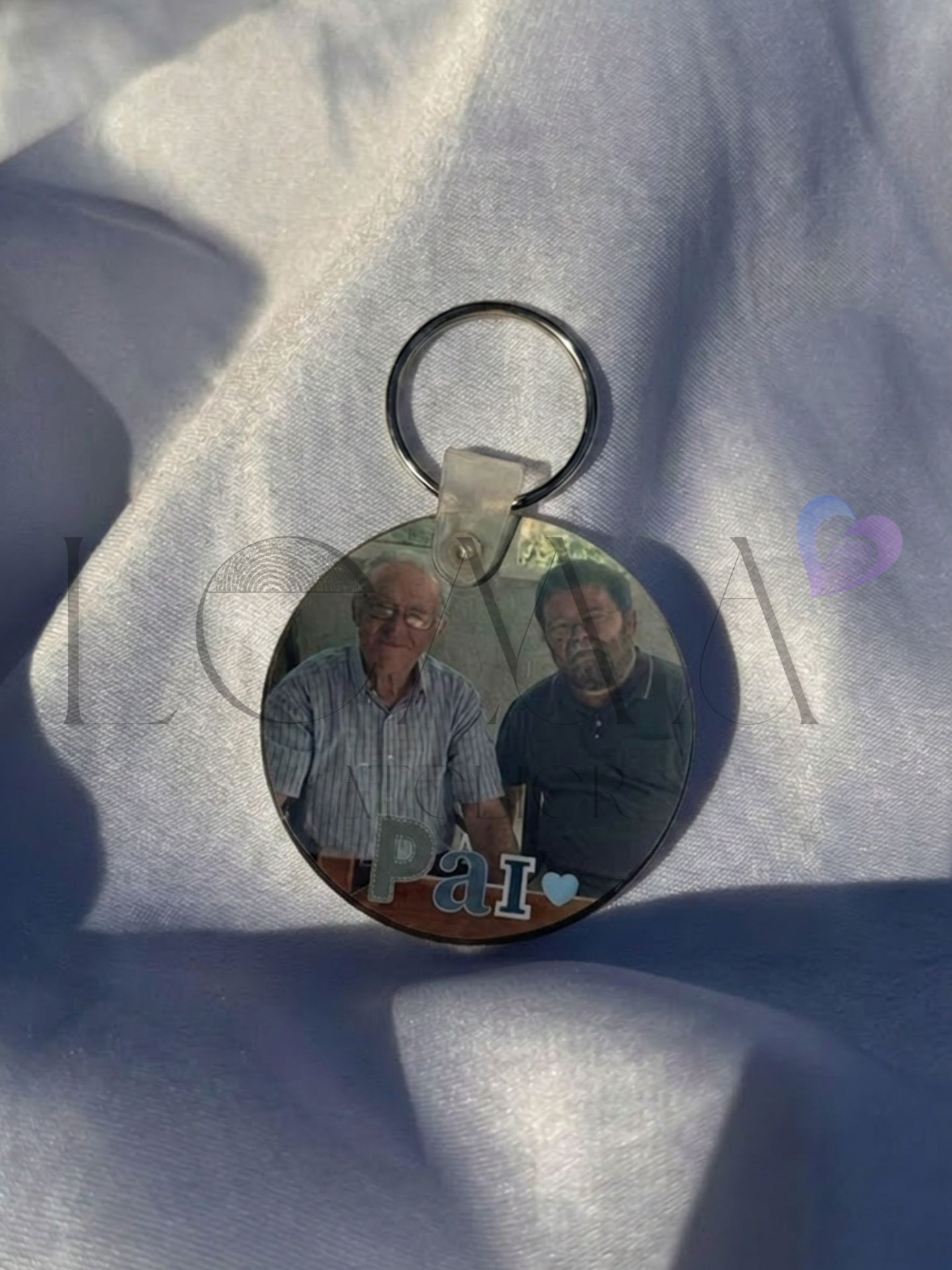 Porta-Chaves Madeira — Pai Chaveiro com foto de dois homens e a palavra PAI com um coração azul.