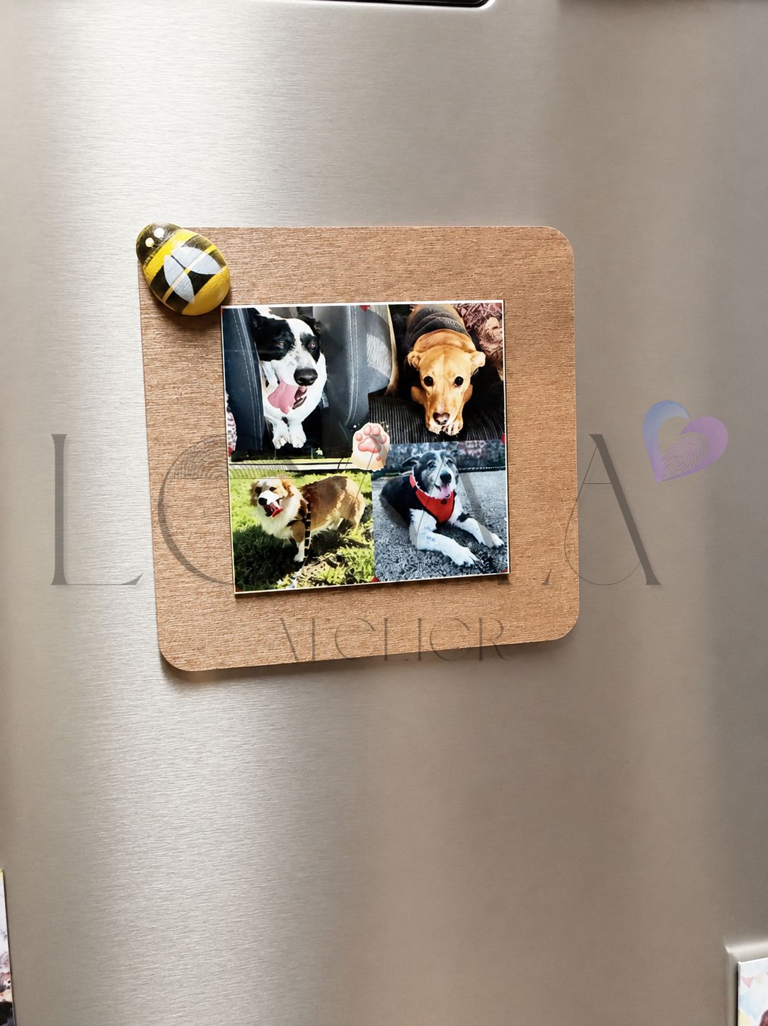 Íman de Azulejo c/ Moldura — Fotografia Imã de abelha colorido e fotos de cães numa moldura de madeira num frigorífico de inox