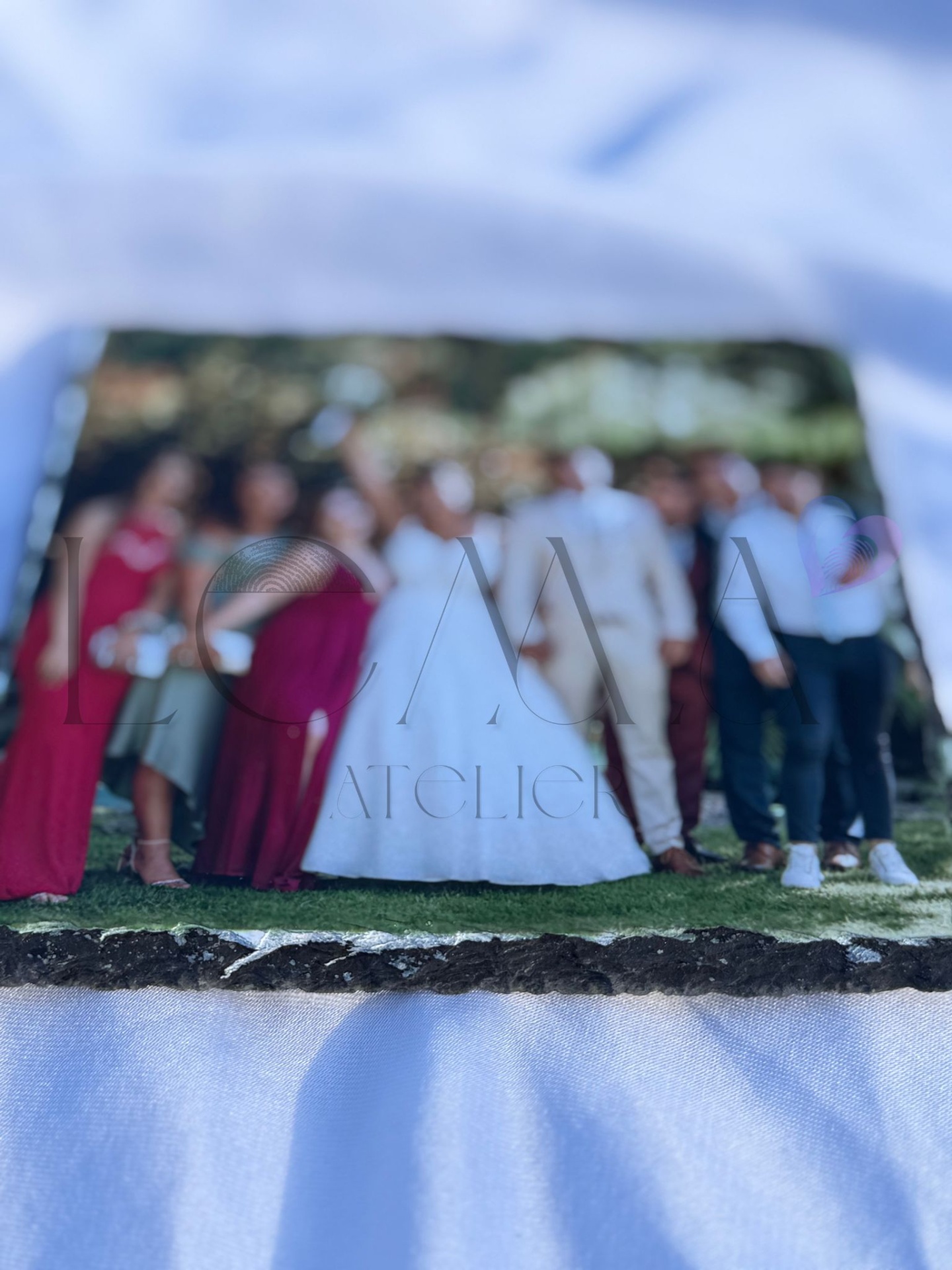 Ardósia Natural Personalizada — Fotografia Fotografia impressa com borda preta e grupo de pessoas em traje formal desfocado