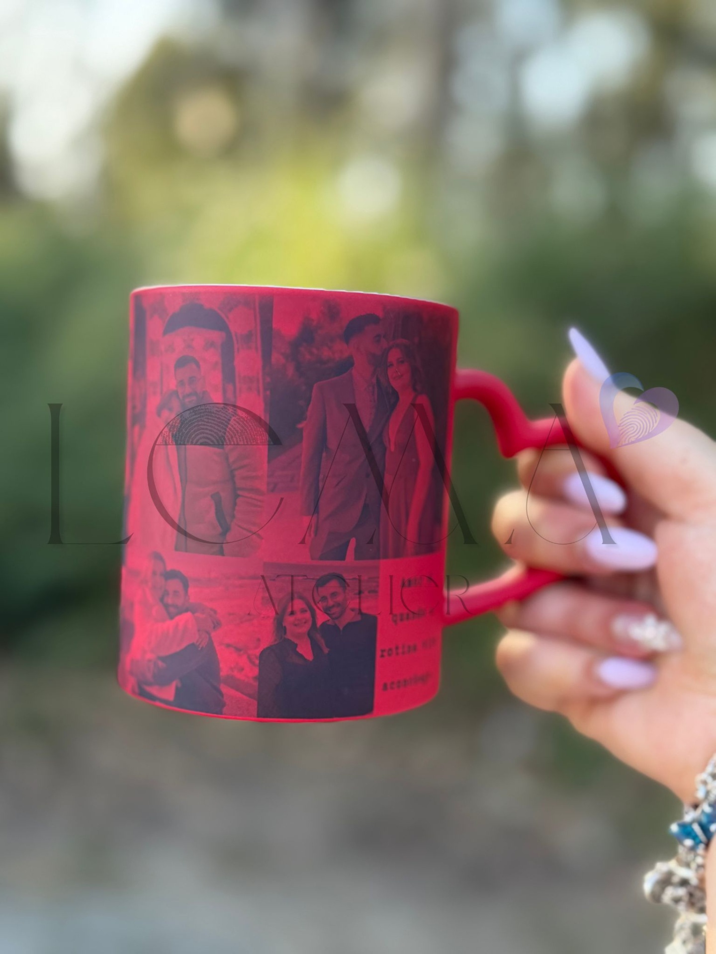 Caneca Mágica c/ Asa de Coração — O Amor é quando Caneca vermelha com fotos de casal impressas e mão a segurá-la