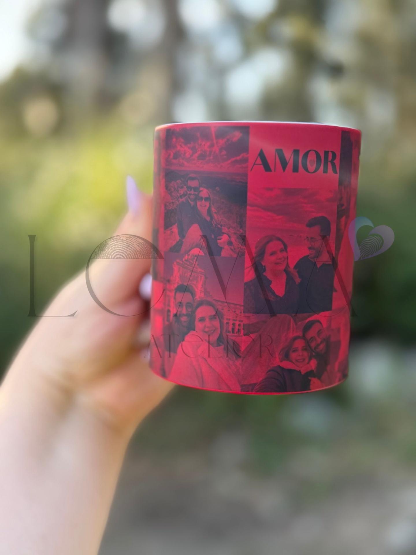 Caneca Mágica c/ Asa de Coração — O Amor é quando Caneca vermelha com fotografias e palavra AMOR