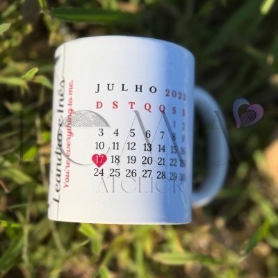 Caneca branca com calendário e texto impresso ao ar livre na relva