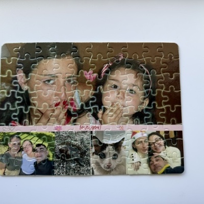 Quebra-cabeças com várias fotografias de pessoas e texto love you! numa faixa rosa.