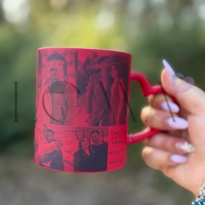 Caneca vermelha com fotos de casal impressas e mão a segurá-la