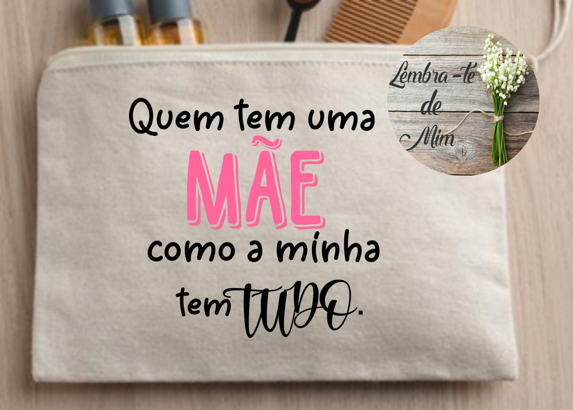 Necessaire bege com texto para mãe e frascos e pente ao fundo