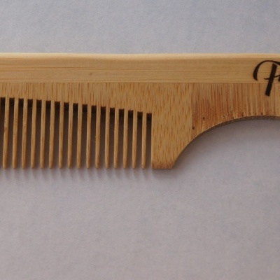 Pente de madeira com nome Francisco gravado no cabo
