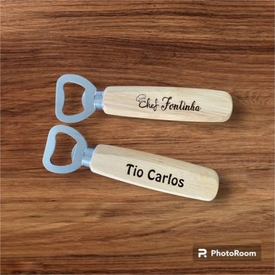 Dois abridores de garrafas com cabos de madeira gravados