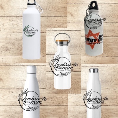 Cinco garrafas reutilizáveis brancas em superfície de madeira clara