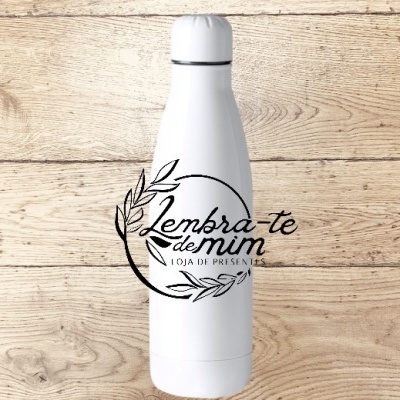 Garrafa térmica branca metal sobre superfície madeira clara com logotipo preto