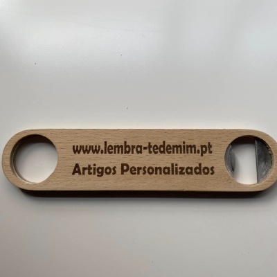 Abridor de garrafas em madeira com texto gravado