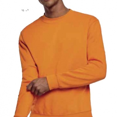 Sweatshirt laranja de manga comprida usada por homem com calças de ganga claras