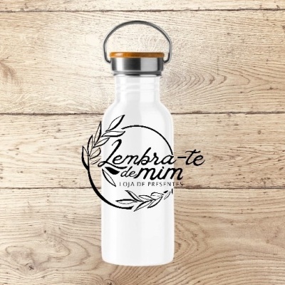 Garrafa branca metálica com tampa e alça, texto decorativo preto, sobre madeira clara