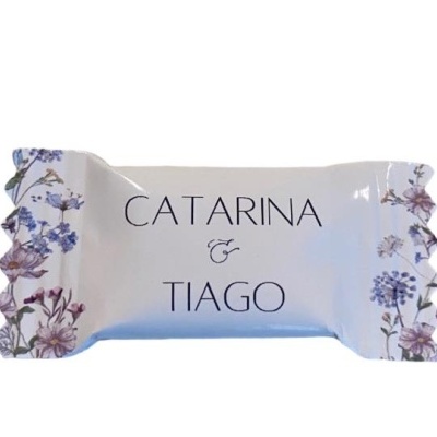 Embalagem branca decorada com flores e texto Catarina & Tiago