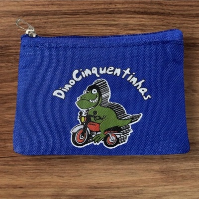 Carteira pequena azul com estampa de dinossauro em mota