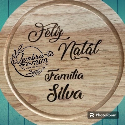 Tabuleiro redondo de madeira clara com gravação a preto com mensagem de Natal