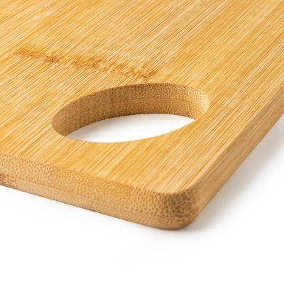 Tabua de cortar bambu com buraco oval em fundo branco