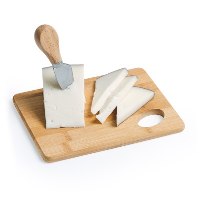 Queijo branco em tabuleiro de madeira com espátula