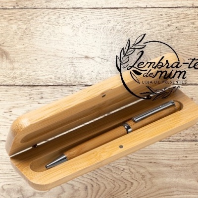 Estojo de madeira com caneta em superfície de madeira clara