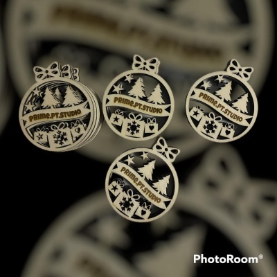 Ornamentos de Natal em madeira com desenhos recortados e texto PRIME.PT.STUDIO.