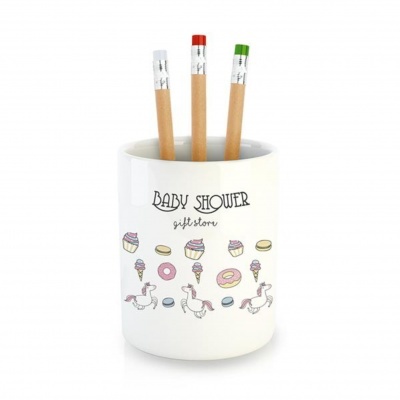 Caneca branca decorativa com lápis e ilustrações infantis