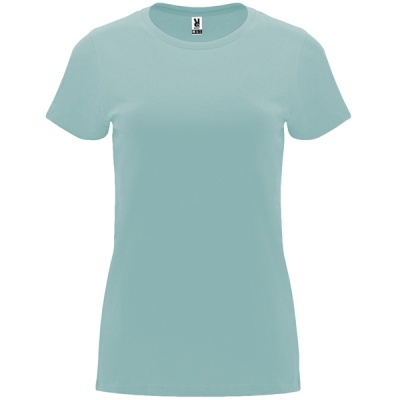 T-shirt feminina azul claro de manga curta com gola redonda e etiqueta interna visível